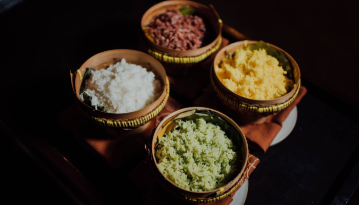 누런색깔 알곡밥은 아름다워라